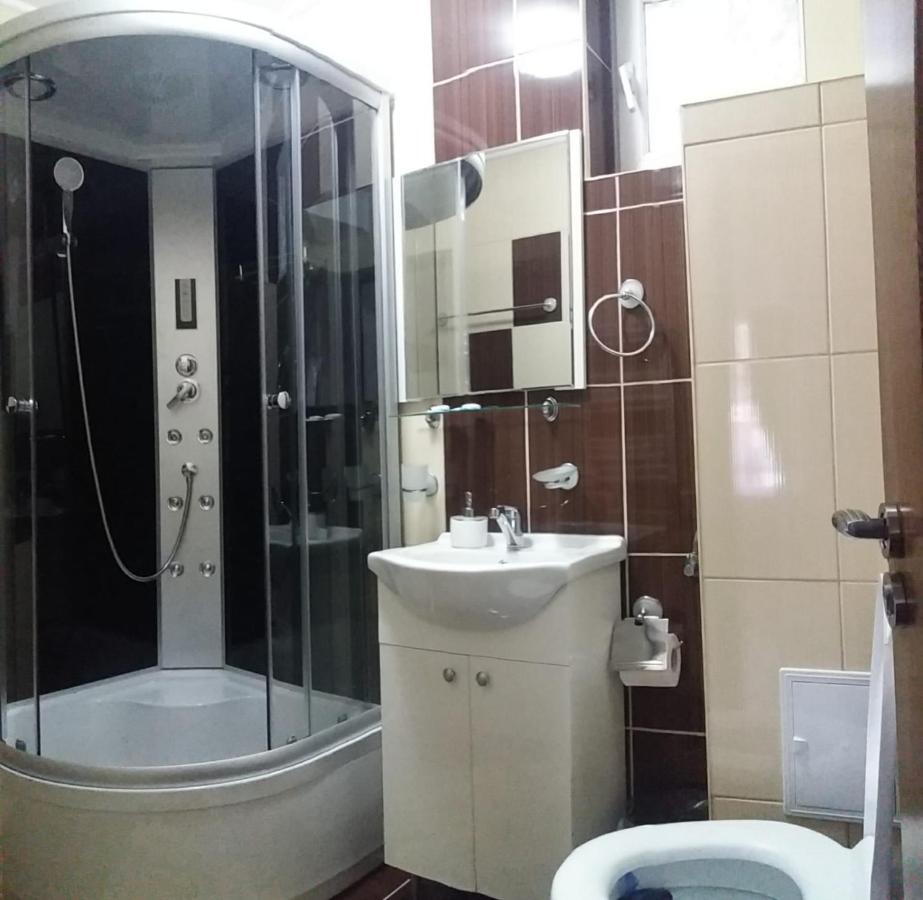 Cameră Deluxe (2 adulți + 1 copil)